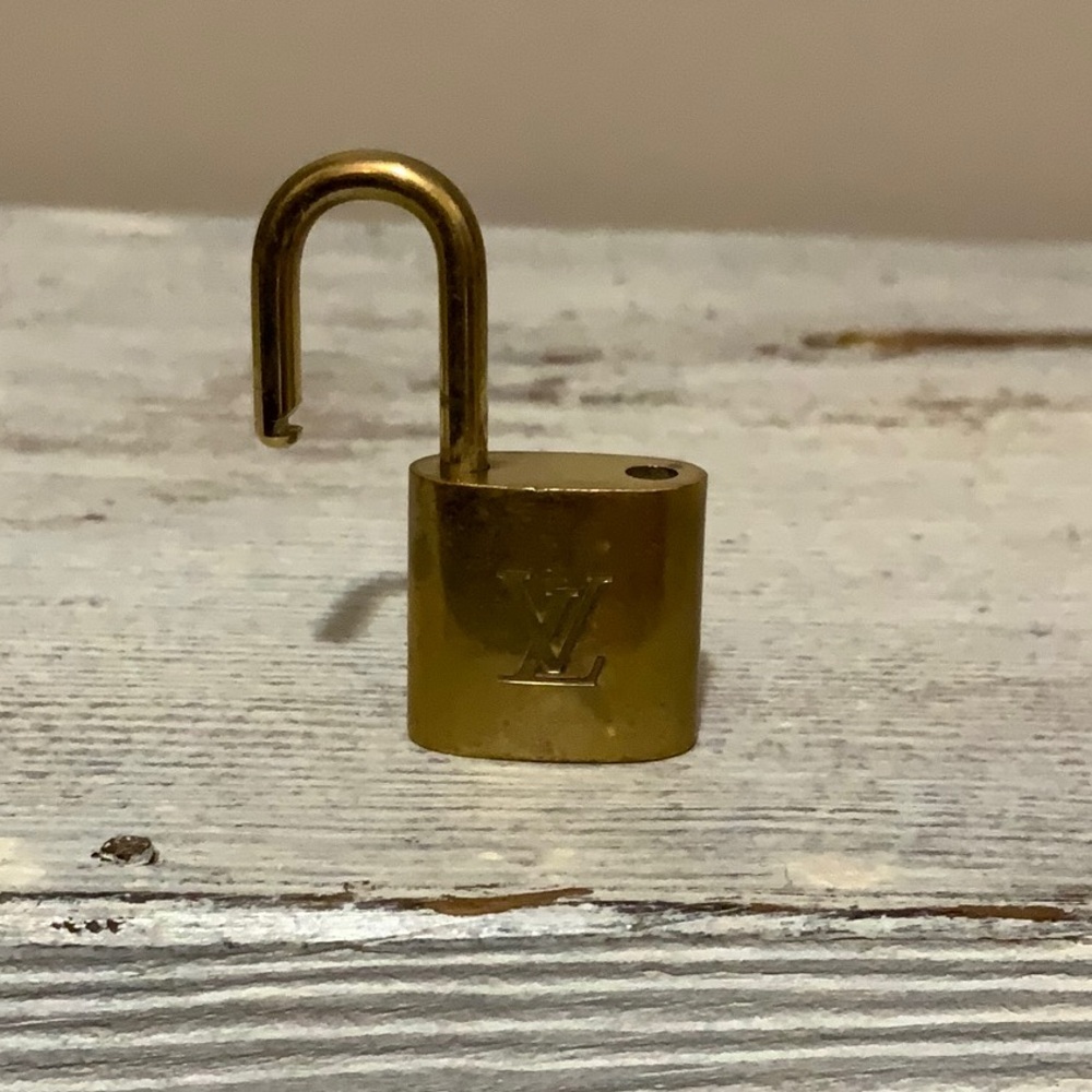Louis Vuitton Brass '319' Padlock in Goldtone with Goldtone Key [m] - Picture 6 of 9